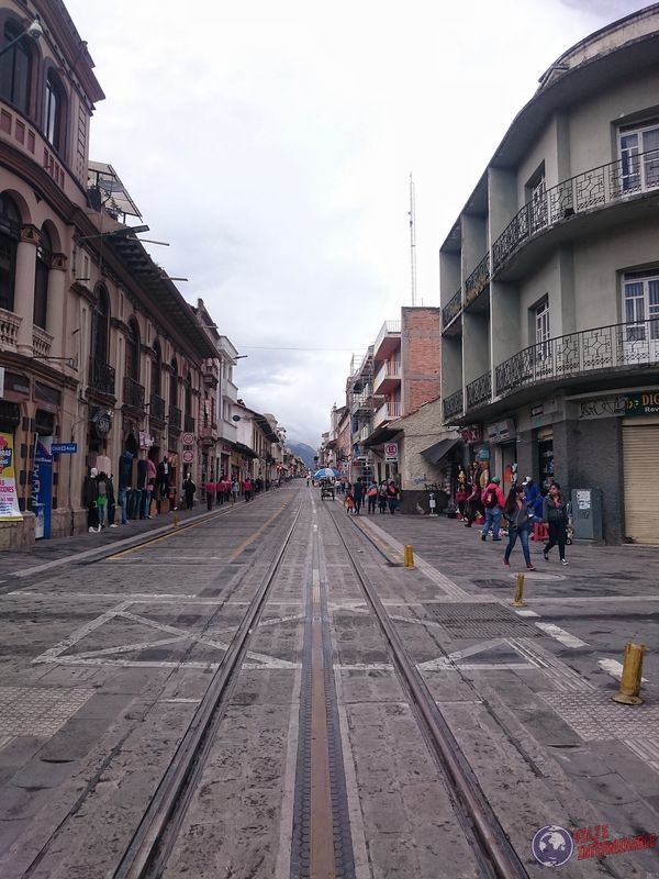 Calle de Cuenca con rieles de tranvia Ecuador