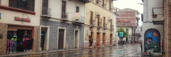 Calles y comercios en cuenca Ecuador