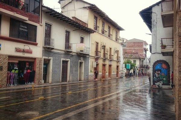 Calles y comercios en cuenca Ecuador