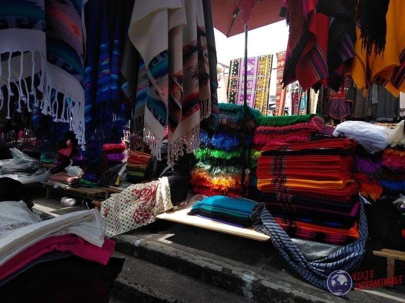 Puesto de telas en mercado de los ponchos otavalo Ecuador