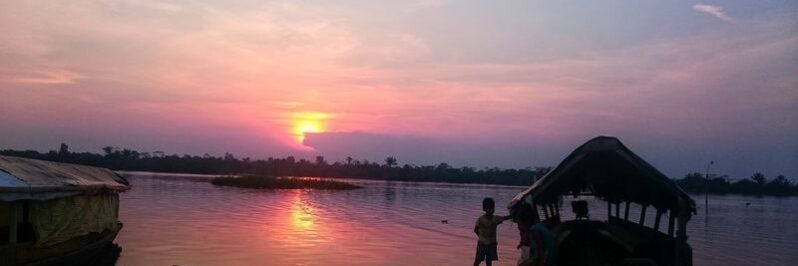 Bote con atardecer Santa Clara Peru Bote con atardecer Santa Clara Peru