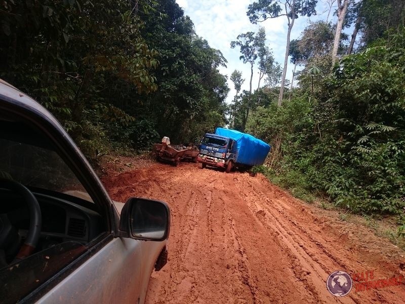 Camion en ruta de tierra hacia georgetown Guyana