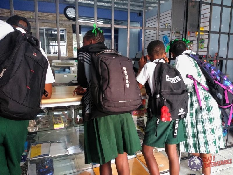 Niños en uniforme escolar Georgetown Guyana