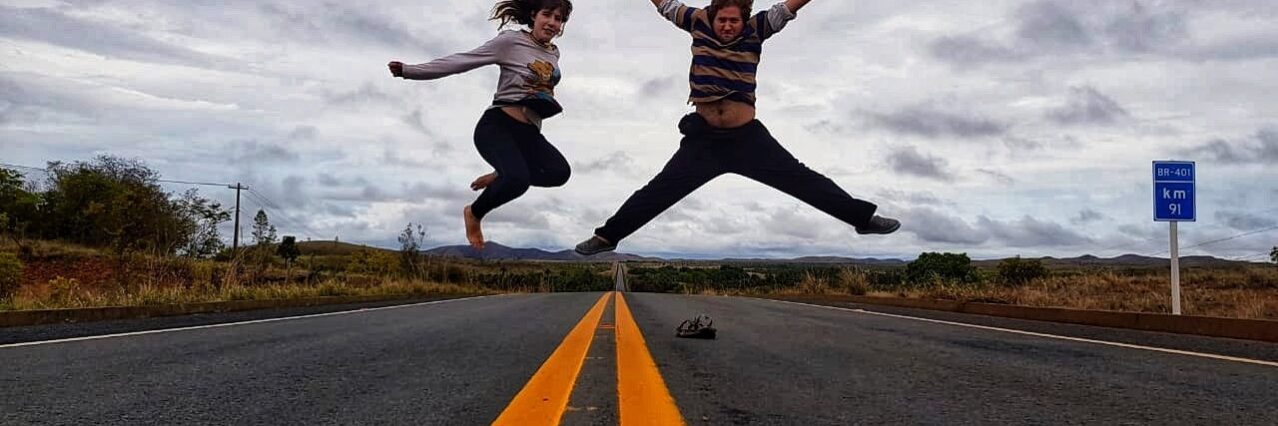 Saltando en la ruta viaje interminable