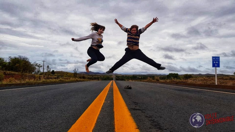 Saltando en la ruta viaje interminable Saltando en la ruta viaje interminable