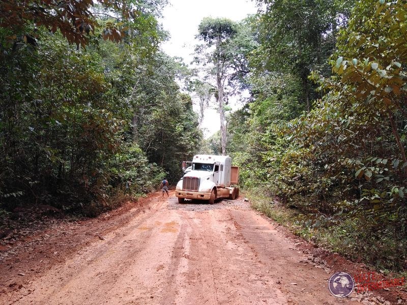 ruta tierra con camion atravesado hacia georgetown guyana