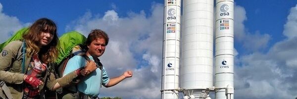 Haciendo dedo a cohete en centro espacial Kourou Guayana Francesa