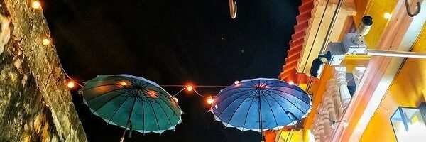 Calle vista de los paraguas cartagena Colombia