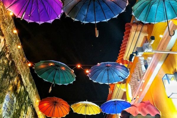 Calle vista de los paraguas cartagena Colombia Calle vista de los paraguas cartagena Colombia