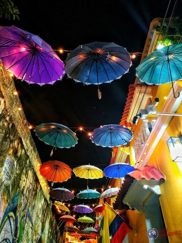 Calle vista de los paraguas cartagena Colombia