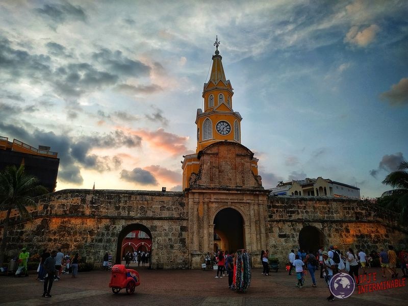 Torre del reloj y muro cartagena Colombia
