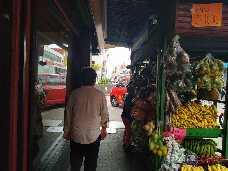 Puesto callejero de frutas San José costa rica