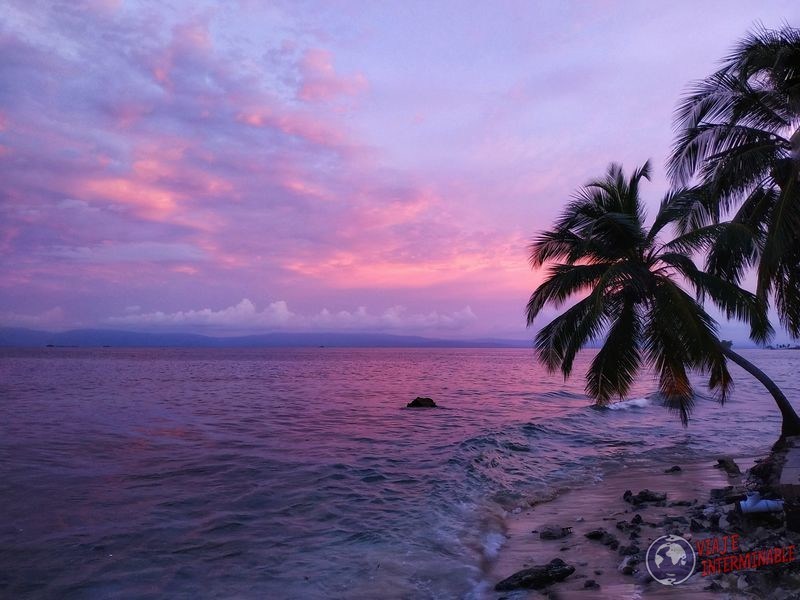 atardecer rosa en playa caribe sam blas panama