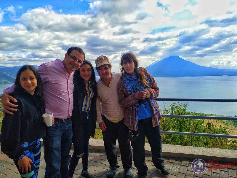Familia que nos llevó a dedo Lago Atitlán Guatemala