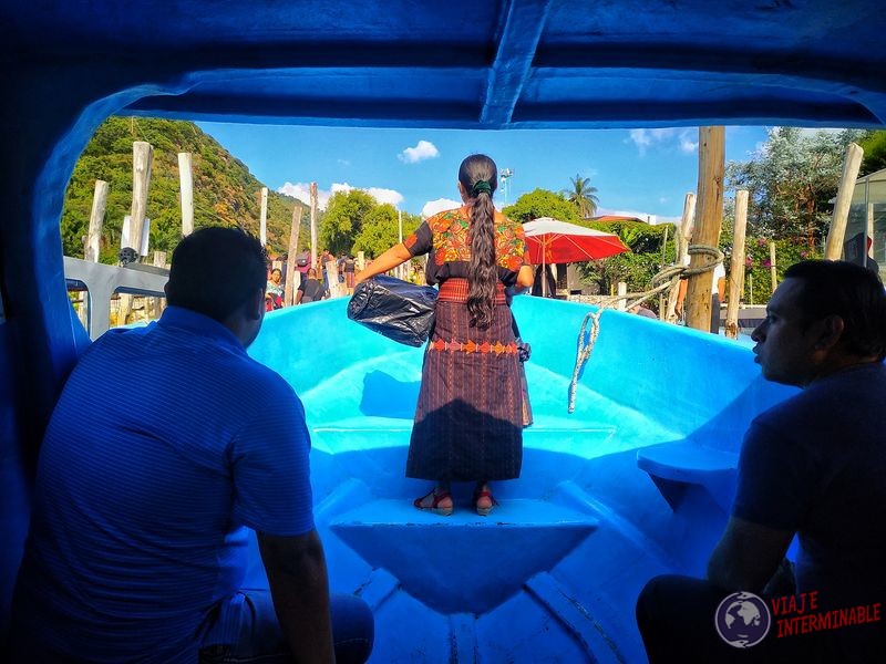 Señora nativa en bote Atitlán Guatemala
