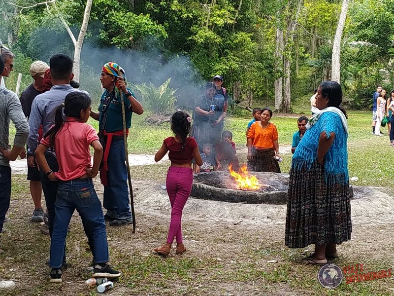 Mayas en Tikal Ritual