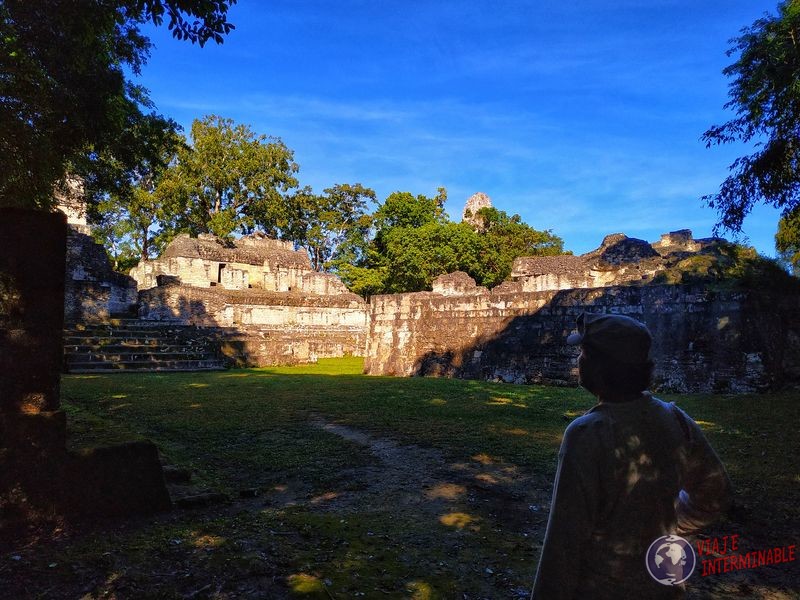 Tikal ruinas con Wa en Guatemala