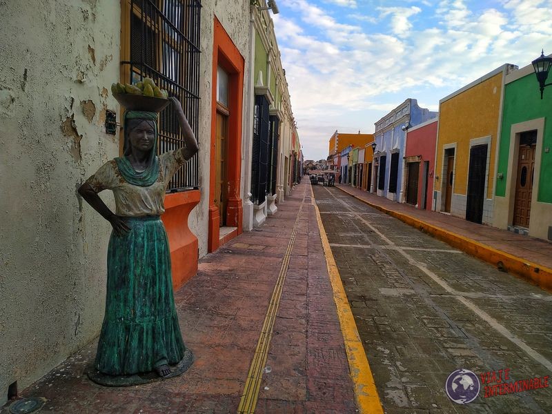La vendedora de mango en Campeche estatua