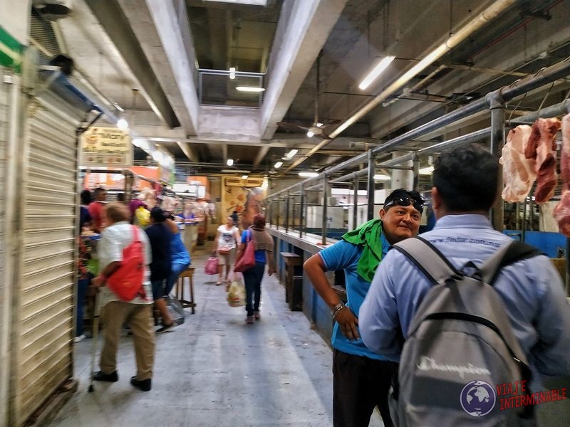 Mercado de Merida señores conversando Mexico