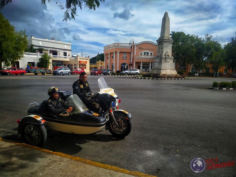 Moto acompañante policía obelisco Merida Mexico