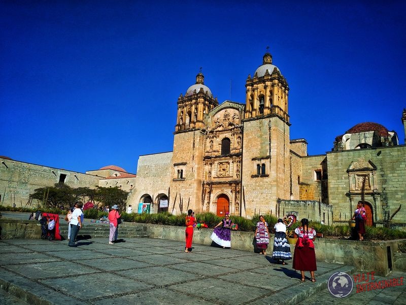 Otra iglesia y mujeres típicas Oaxaca Mexico