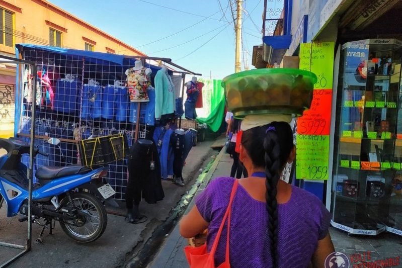Señora vendedora canasta cabeza Oaxaca Mexico