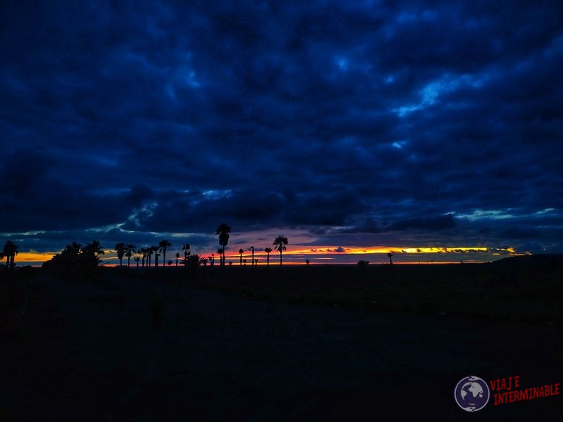 Atardecer oscuro colorido más tarde Socorrito Baja California Mexico