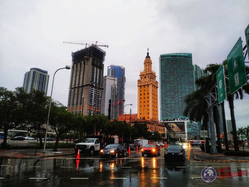 Miami calles mojadas y edificios EEUU