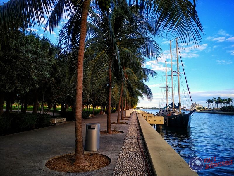 Plaza con barco en Miami EEUU