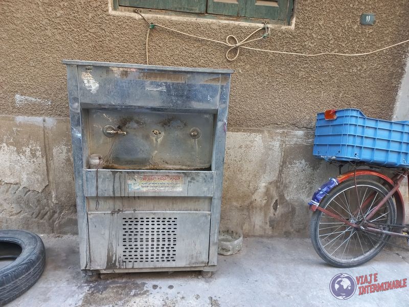 Dispensadores de agua en calles de Asiut Egipto