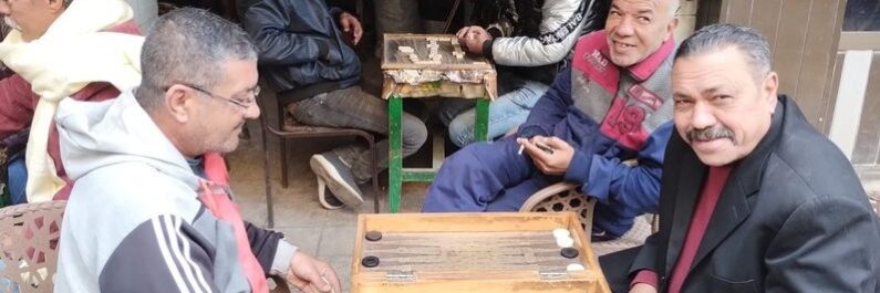 Egipcios jugando domino y backgammon en Beni Suef