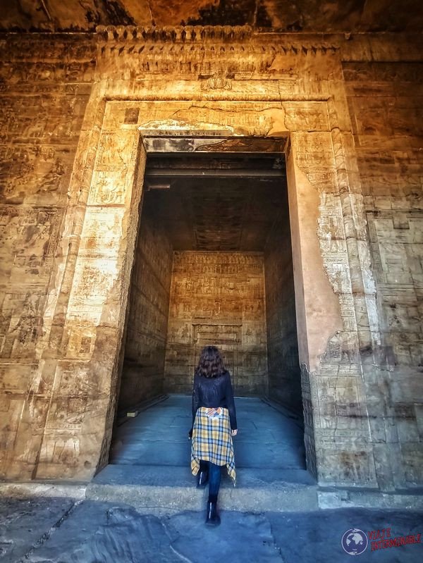 Entrada camara templo Dendera Quena Egipto