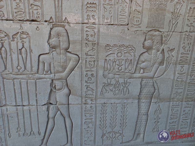 Relieves exteriores Templo Dendera Quena Egipto