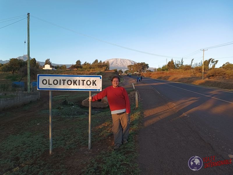 Cartel del Kilimanajaro pose Kenia Oloitokitok Africa