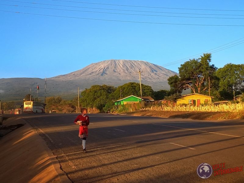 Kilimanjaro y nena escuela