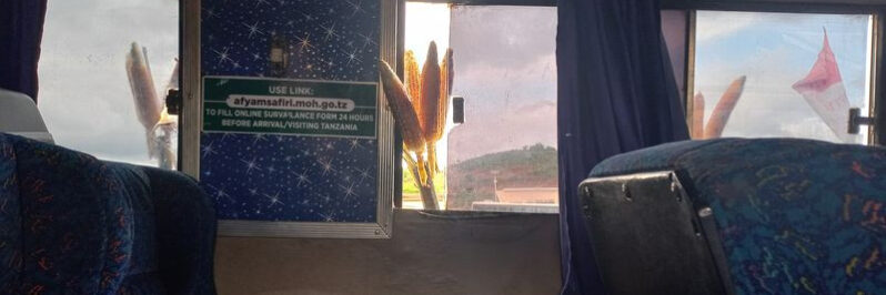 Choclos Maiz asomados ventana Bus Zambia Tanzania